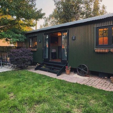 The Holly Hut Hotel Burton  Екстериор снимка