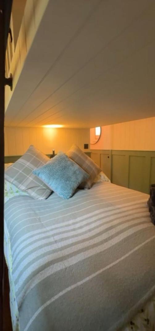 The Holly Hut Hotel Burton  Екстериор снимка