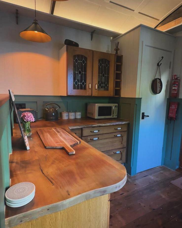 The Holly Hut Hotel Burton  Екстериор снимка