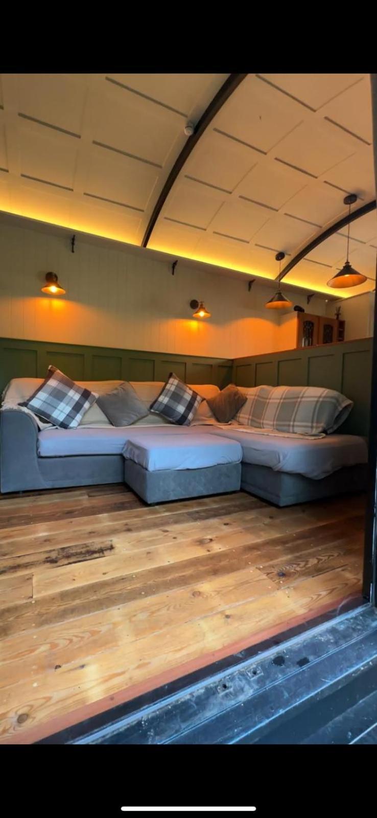 The Holly Hut Hotel Burton  Екстериор снимка