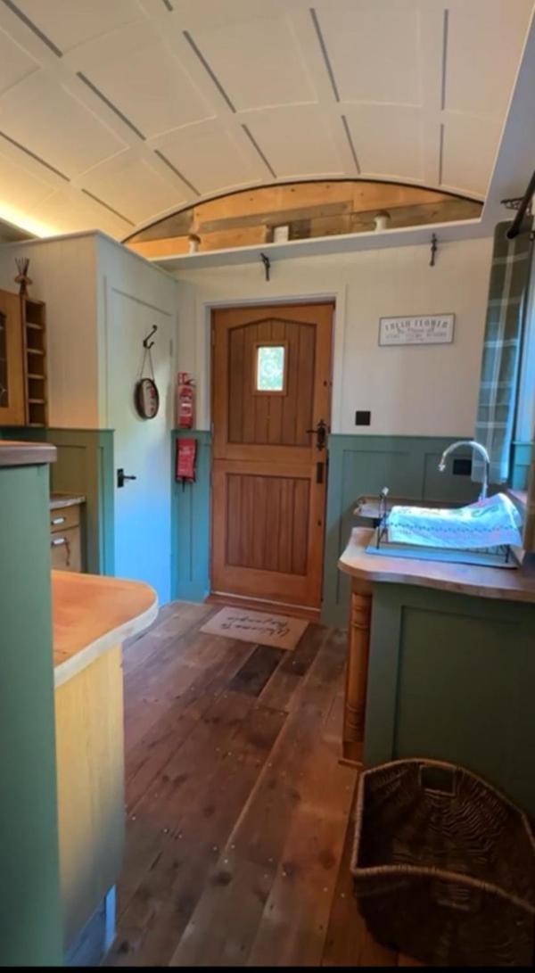 The Holly Hut Hotel Burton  Екстериор снимка