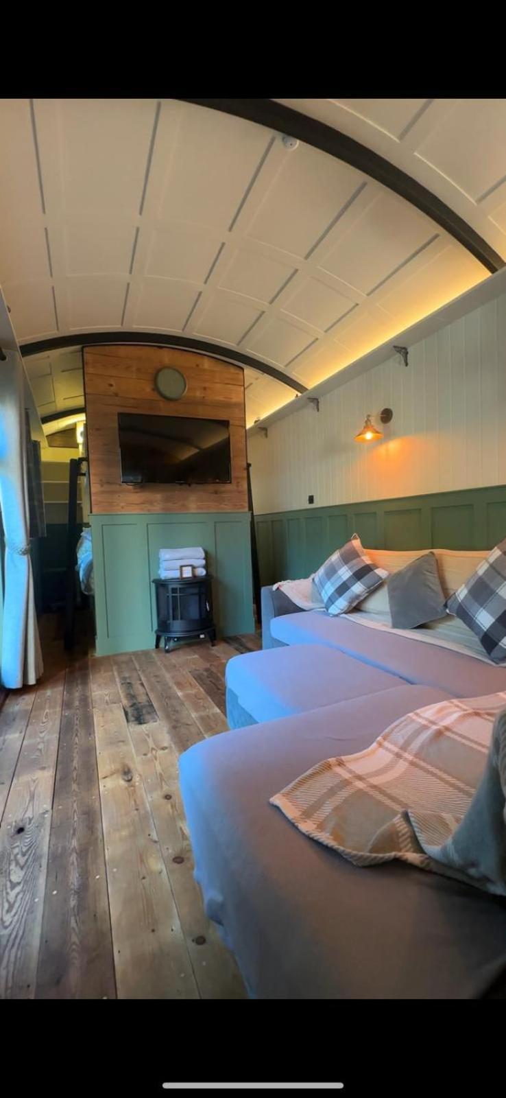 The Holly Hut Hotel Burton  Екстериор снимка