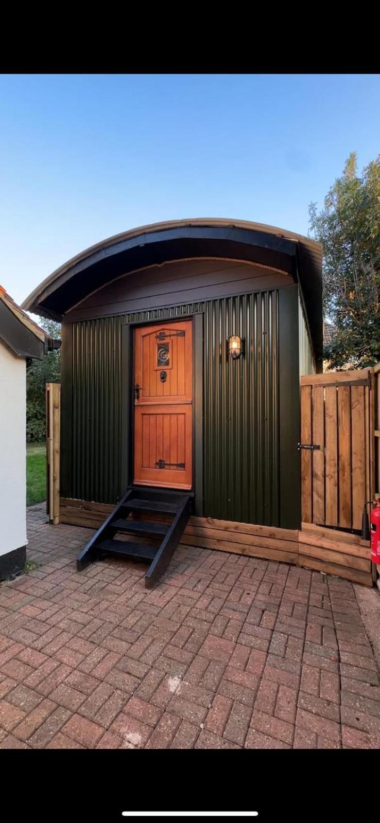 The Holly Hut Hotel Burton  Екстериор снимка