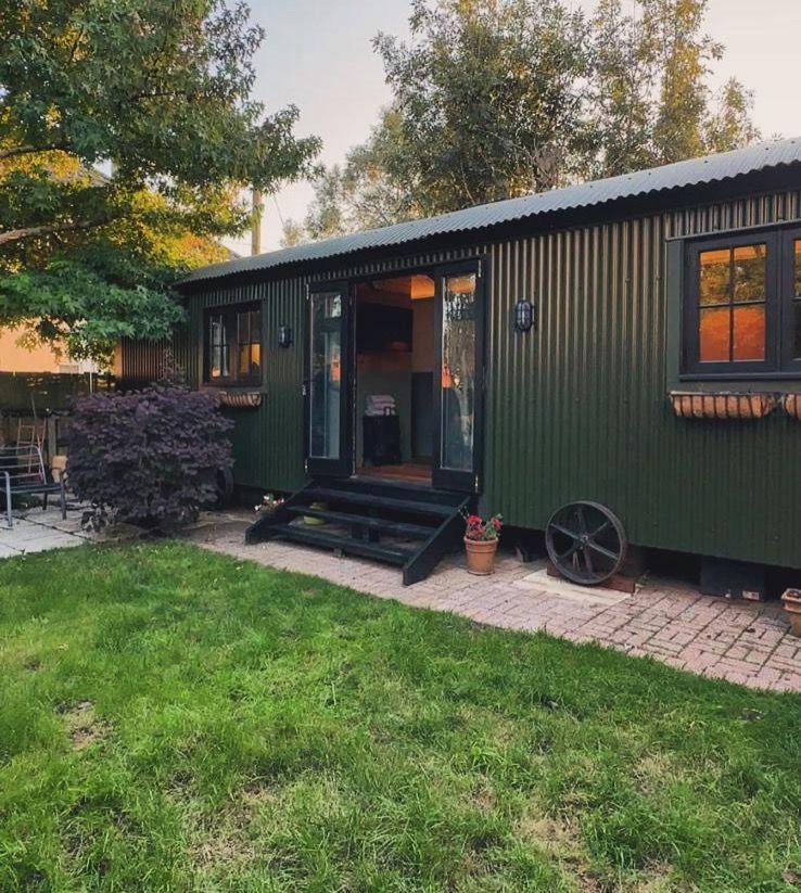 The Holly Hut Hotel Burton  Екстериор снимка