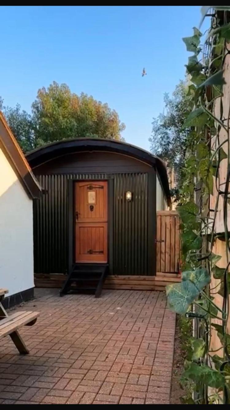 The Holly Hut Hotel Burton  Екстериор снимка